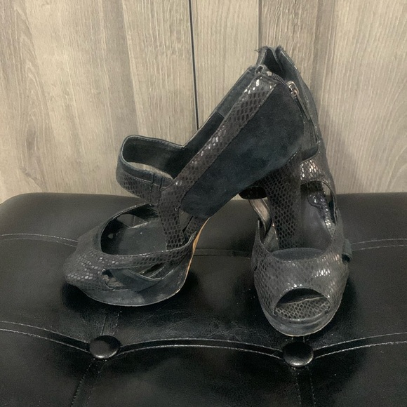 White House Black Market Black Faux Snake Skin Chunky Heel Open Toe Shoes 6.5M - Picture 1 of 12